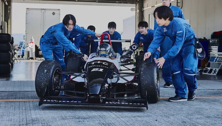 自動車整備を都心で学ぶ | 専門学校 東京工科自動車大学校 |